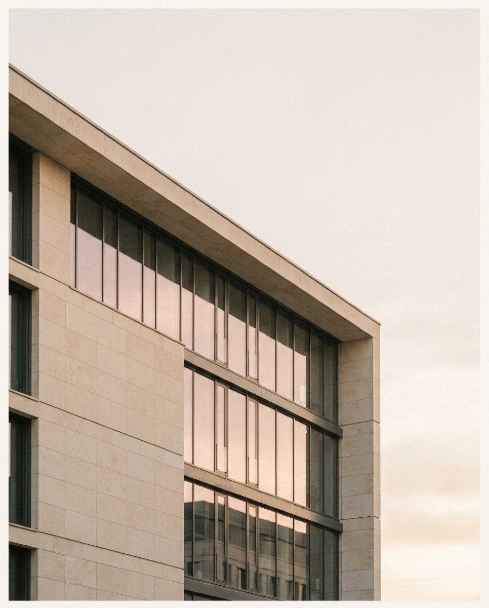 Architecture contemporaine d'un quartier d'affaires au Luxembourg, lumière dorée